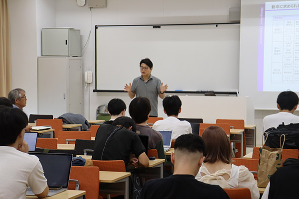真剣に授業に参加する学生たち