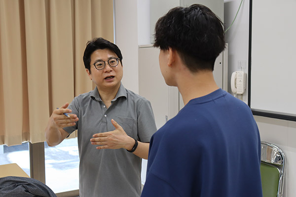 授業後に質問する学生
