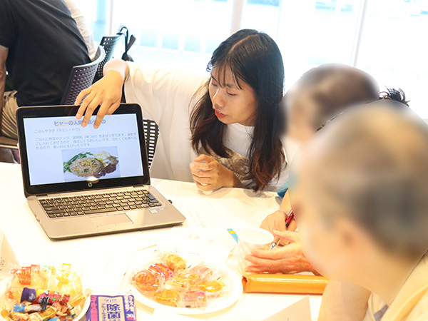 自国の文化を紹介する留学生(7)
