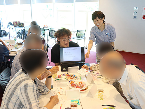 自国の文化を紹介する留学生(8)