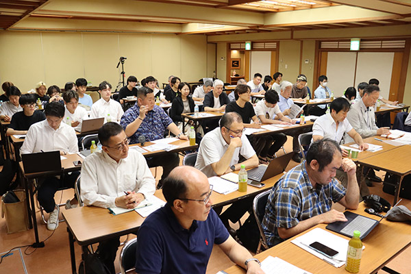 寺島学長の講話を聴講する参加者たち