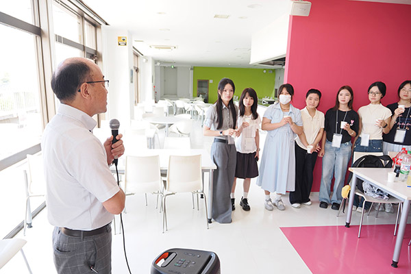 留学生を温かく迎えるバートル先生のあいさつ