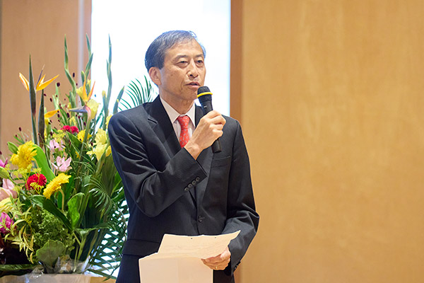新美学部長による式辞