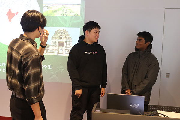 イベントの最終打合せ中の学生たち