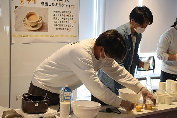 マンゴーラッシーを作る学生