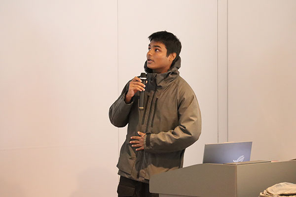 インドの文化の多様性について説明する留学生