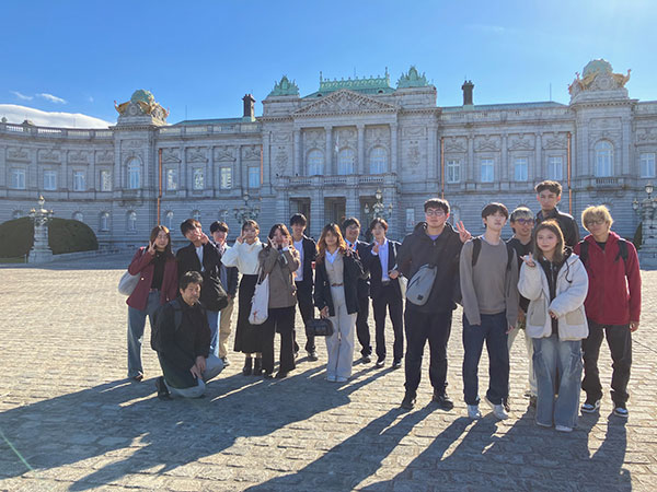 国宝：旧東宮御所（迎賓館赤坂離宮）正面をバックに記念撮影