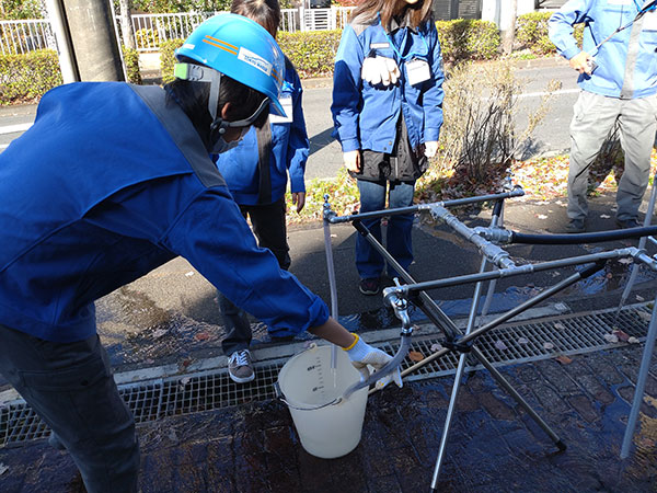 給水栓の接続及び注水