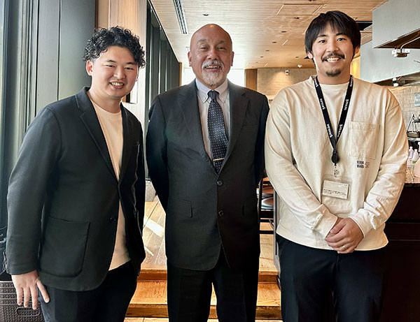 左:後藤 萌、中央:安田震一特任教授 右:清水 敦