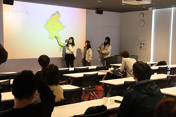 ミャンマーの地域について説明する様子