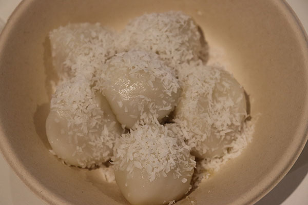 水祭りに欠かせないお菓子「モロンイェポー」