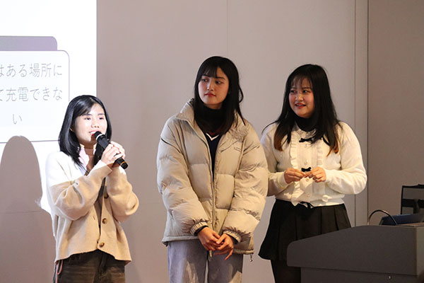 参加者の質問に答える留学生3名