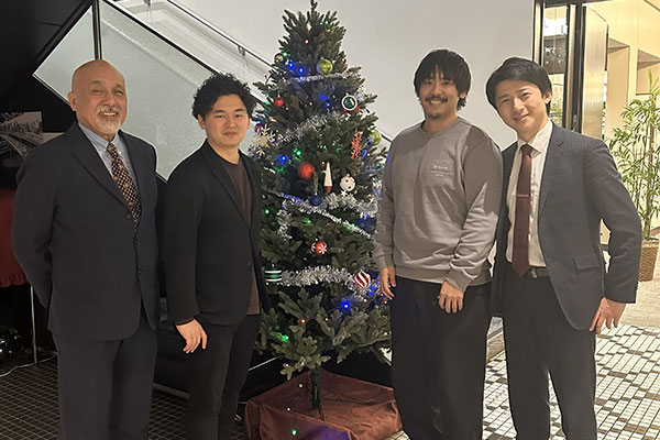 左から:安田震一 特任教授、後藤 萌さん、清水 敦さん、濵田 彦丸さん