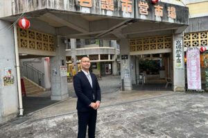 すっかり沖縄に溶け込んだ2019年卒業生の矢作真志さん