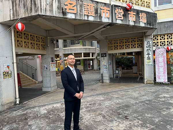 すっかり沖縄に溶け込んだ2019年卒業生の矢作真志さん