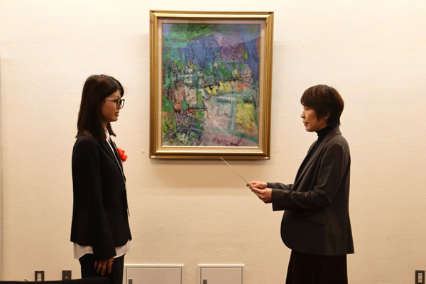 石川教授から留学生へ修了証を授与