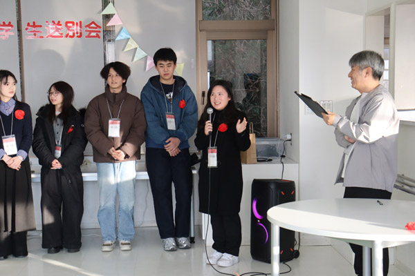 学生生活の感想を語る留学生