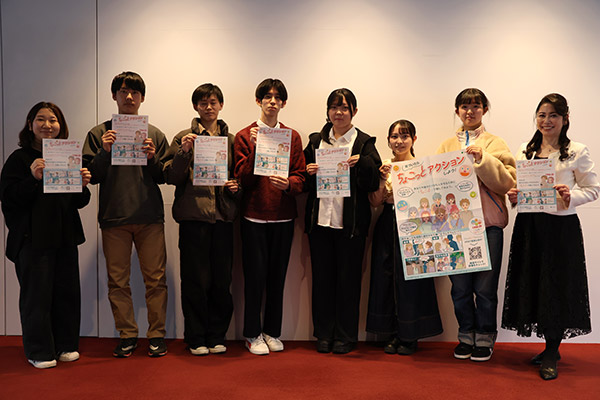 多摩大生と防犯アドバイザー京師氏との集合写真