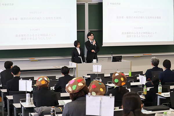 多摩大生による招待発表の様子