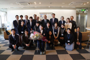 教職員と記念撮影