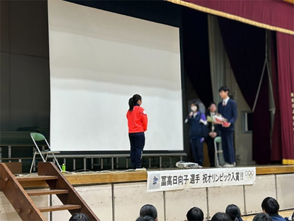 後輩より花束を贈呈される冨高選手