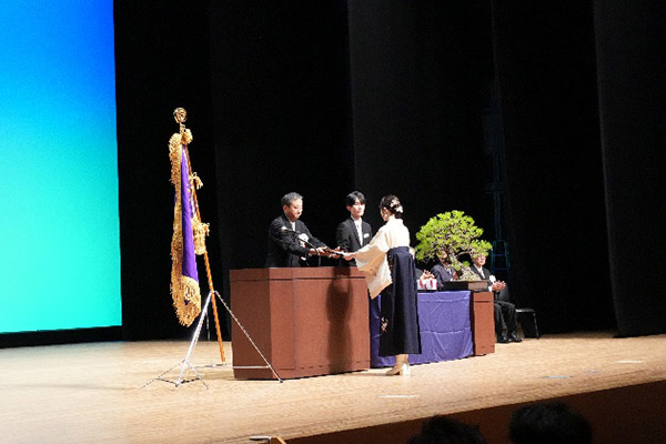 小林英夫経営情報学部長より最優秀学生表彰