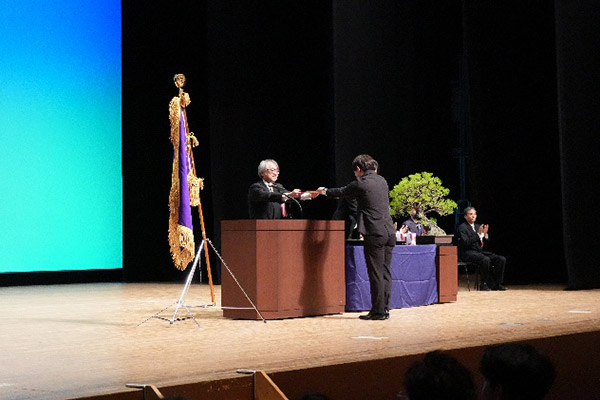 新美潤グローバルスタディーズ学部長より最優秀学生表彰