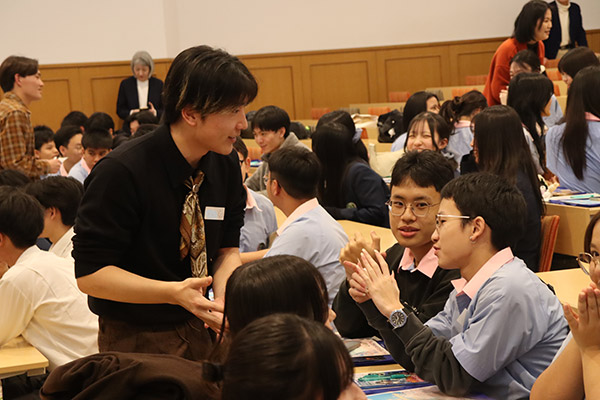 身振り手振りで説明するタイのS.K.N.校の生徒たち