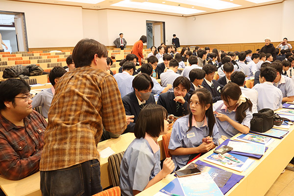 初めは緊張しつつ、挨拶を交わす