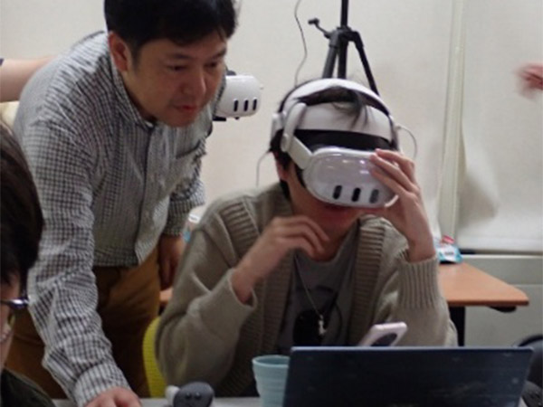 技術を使いこなすコツを伝授している新西准教授