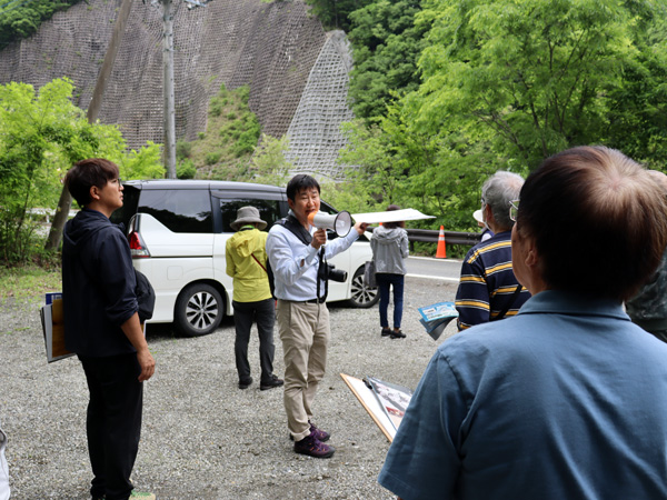 斎藤氏から日本初のコンクリート製砂防ダム「芦安堰堤」について学ぶ