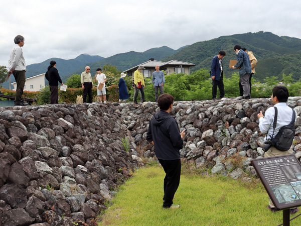 「桝形堤防」と「徳島堰」の歴史について説明を受ける