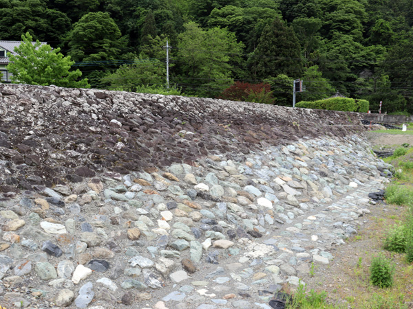 豊かな自然の中に佇む、国史跡「御勅使川旧堤防 石積出」の景観