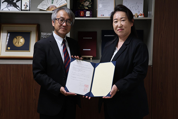 (左)本学 経営情報学部長 小林 英夫 (右)東京都立小平西高等学校 校長 福田 順子氏