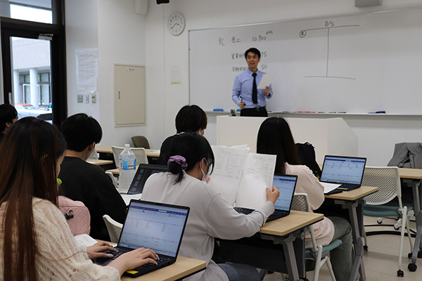 会計ソフトを活用し、財務データから企業の今を読み解くゼミの様子