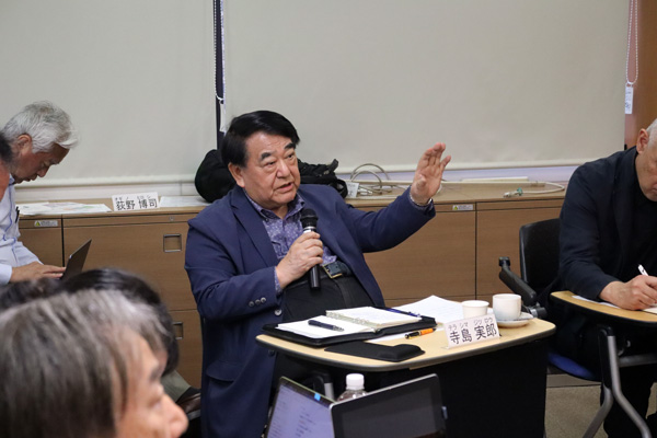 インターゼミ活動の本格化に向けて、期待を込めた激励の言葉を述べる寺島学長