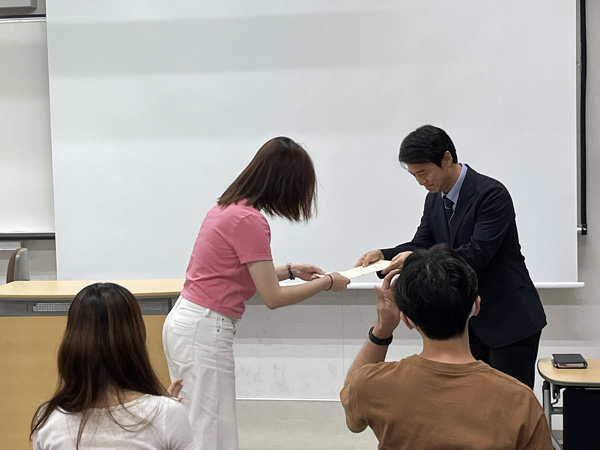 修了証書が手渡される様子