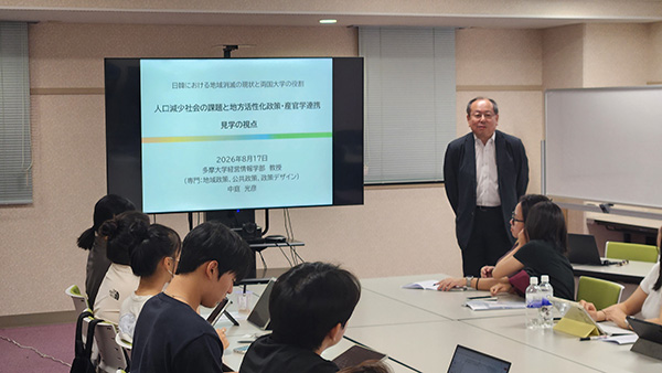 燕三条見学の視点について中庭教授が講義