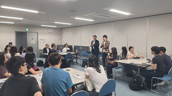 燕三条地場産業支援センターで学生にコメント