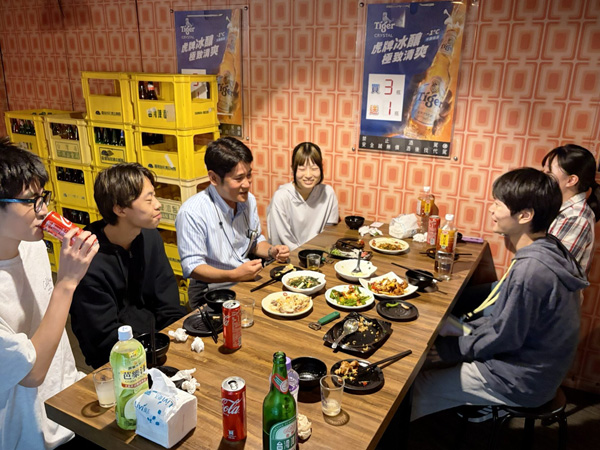 地元料理を囲みながら懇談