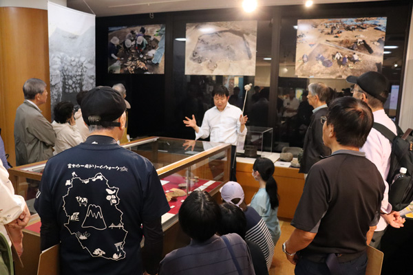 南アルプスふるさと文化伝承館にて、展示品について解説する斎藤秀樹氏