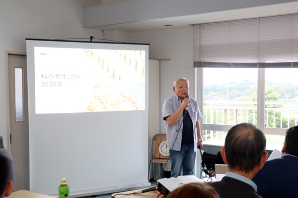 これまでの「稲の育成記録」について解説をする櫻田力氏