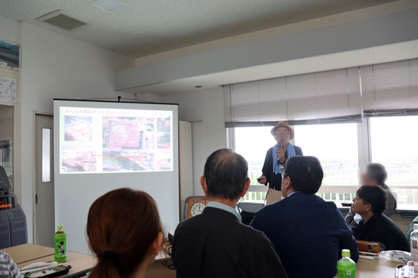 農村地域の活性化の取り組みに関する説明をする 南アルプス特産品企業組合の理事長 川﨑芳博氏