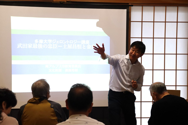 長盛院にて『武田家最後の忠臣 〜土屋昌恒と金丸氏の歴史をたどる〜』と題して講演を行う斎藤秀樹氏