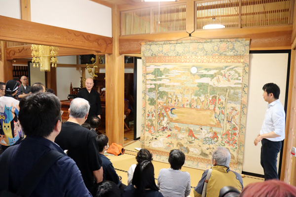 「絹本著色仏涅槃図」の解説をする長盛院のご住職