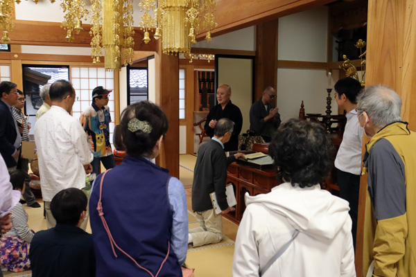 「紙本墨書長盛院の大般若経」を拝見する参加者たち