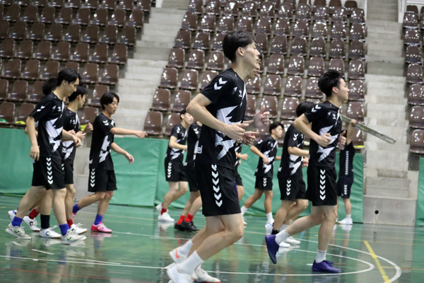 選手同士で会話をしながらダウンジョグ