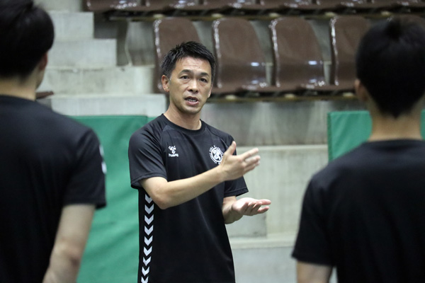 選手たちに熱心に戦術を伝える福角監督