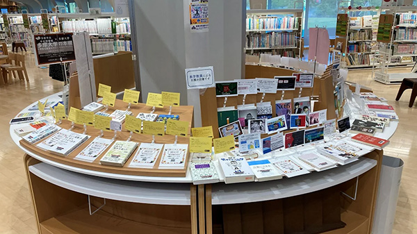 様々なジャンルの書籍が並ぶ教員おすすめコーナー